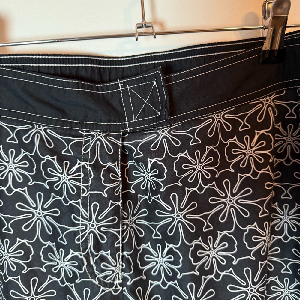 Nike Black and White Floral Joggers‎ - Picture 2 of 5